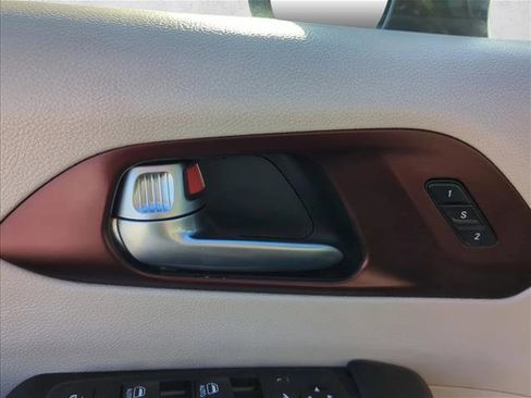 Used 2020 Chrysler Pacifica Limited image 11