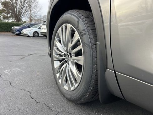 New 2026 Toyota Highlander Platinum image 11