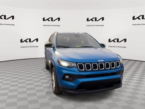 Used 2024 Jeep Compass Latitude AWD/4WD image 3