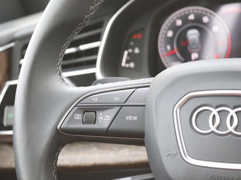 Used 2024 Audi Q8 Premium image 21