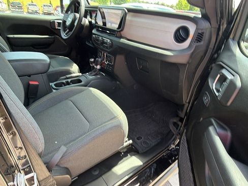 Used 2025 Jeep Wrangler Willys AWD/4WD image 19