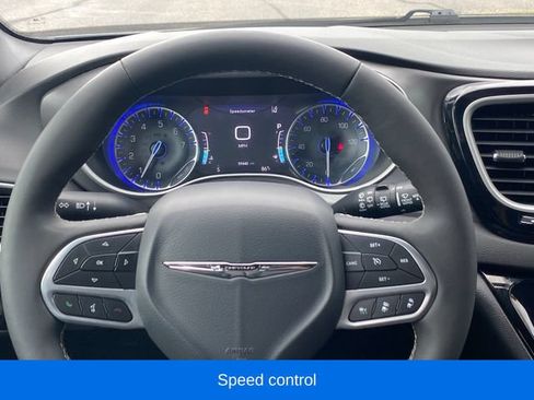 Used 2025 Chrysler Pacifica Select FWD image 8