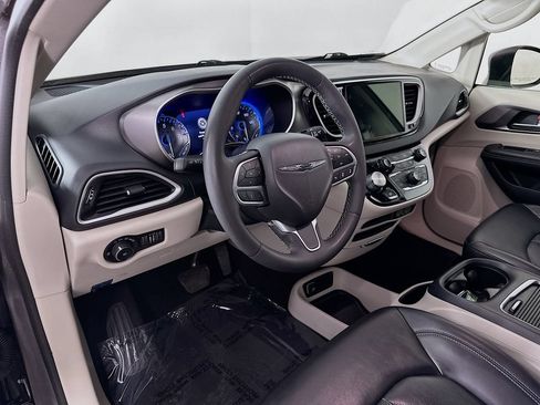 Certified 2023 Chrysler Pacifica Touring-L FWD image 16