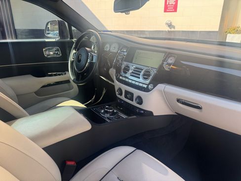 Used 2016 Rolls-Royce Wraith image 2
