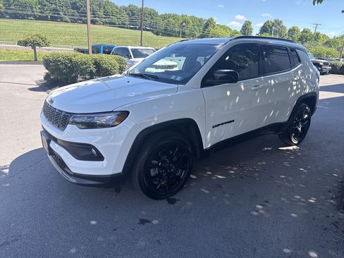 Used 2025 Jeep Compass Latitude w/ Convenience Group AWD/4WD image 8