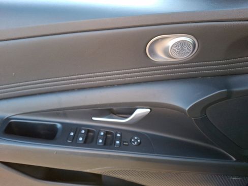 Certified 2023 Hyundai Elantra Limited w/ Preferred Accessory Package image 12