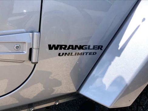 Used 2015 Jeep Wrangler Unlimited Sahara w/ Dual Top Group AWD/4WD image 30