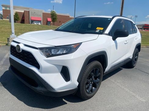 Used 2021 Toyota RAV4 LE FWD image 3