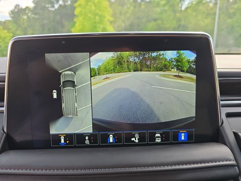 Used 2024 Chevrolet Tahoe Z71 w/ Luxury Package image 25