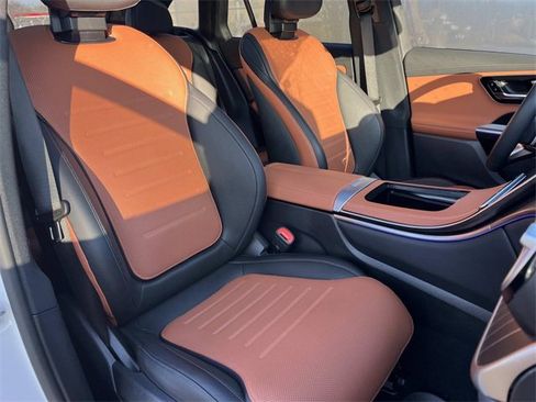 Used 2025 Mercedes-Benz GLC 300 4MATIC image 28