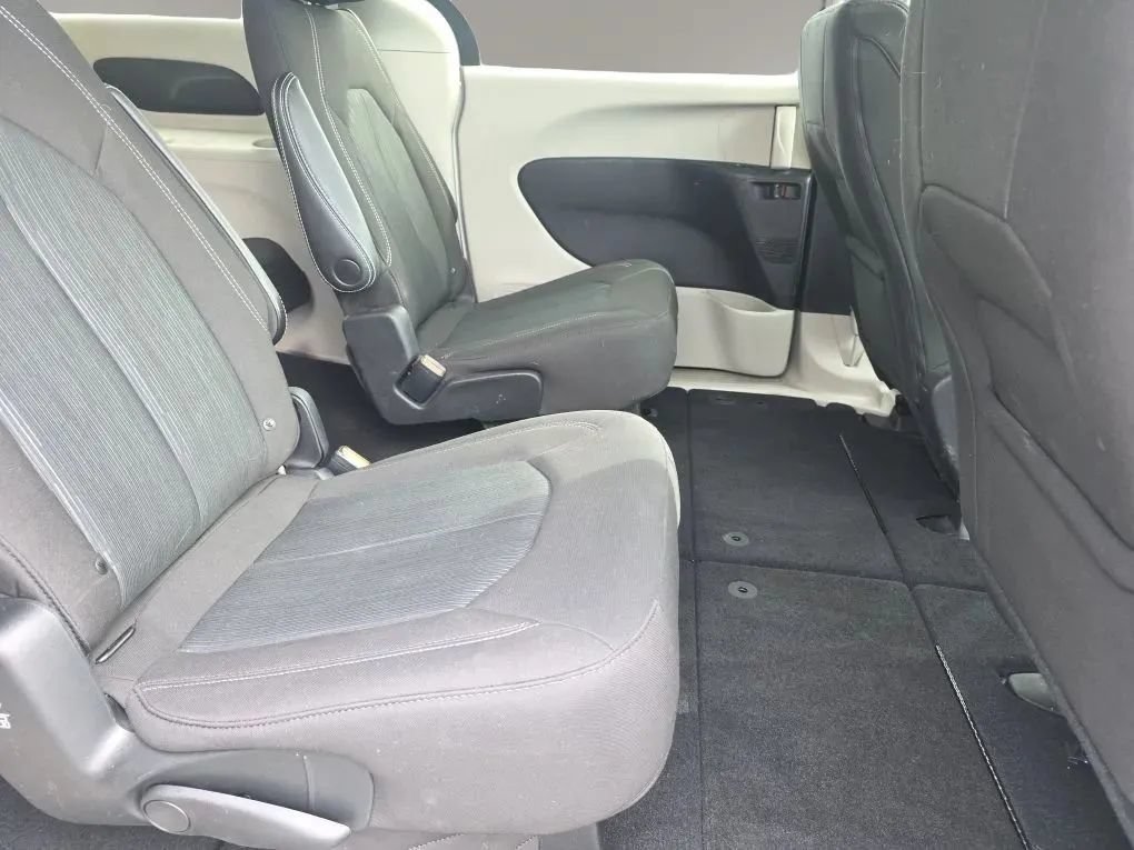 Used 2022 Chrysler Voyager LX FWD image 13