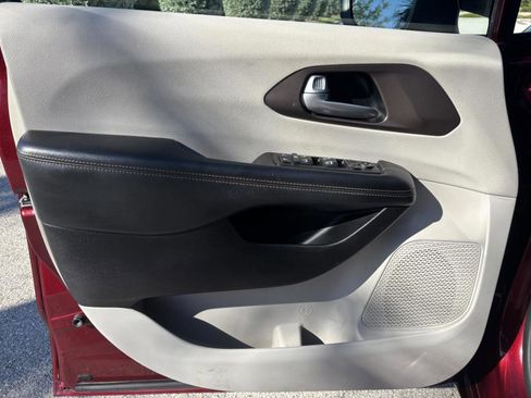 Used 2017 Chrysler Pacifica Touring image 39