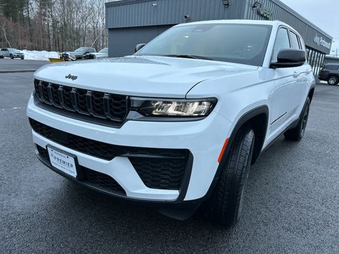 New 2026 Jeep Grand Cherokee Altitude AWD/4WD image 9