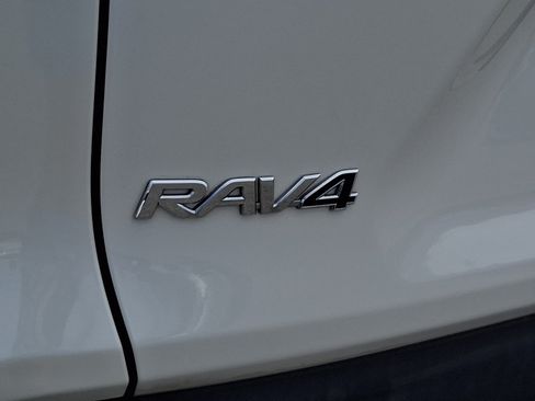 Used 2021 Toyota RAV4 XLE Premium AWD/4WD image 31