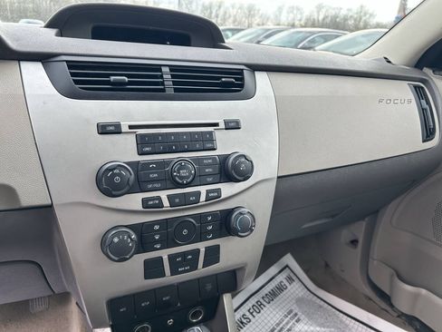 Used 2009 Ford Focus SE FWD image 11