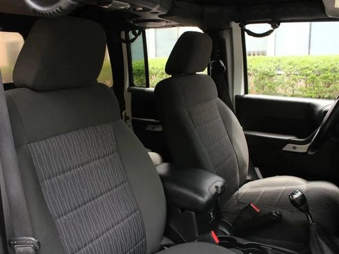 Used 2012 Jeep Wrangler Unlimited Sahara w/ Connectivity Group AWD/4WD image 34