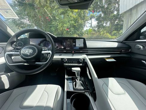 New 2025 Hyundai Elantra Limited image 11
