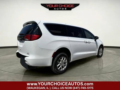 Used 2022 Chrysler Voyager LX FWD image 6