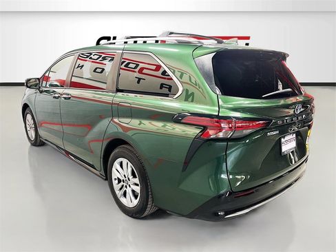 Used 2022 Toyota Sienna Limited image 5