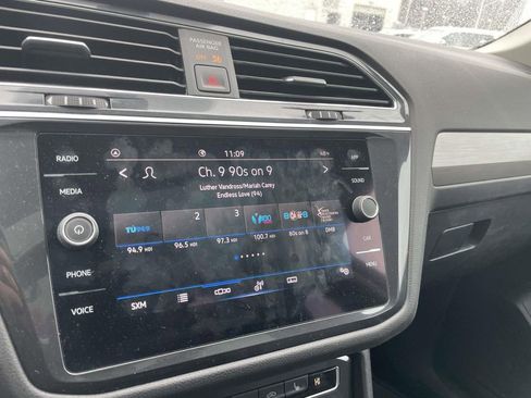 Used 2021 Volkswagen Tiguan SE w/ Panoramic Sunroof Package image 39