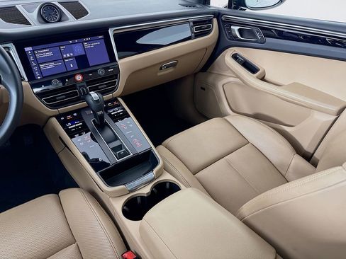 Certified 2022 Porsche Macan AWD/4WD image 26