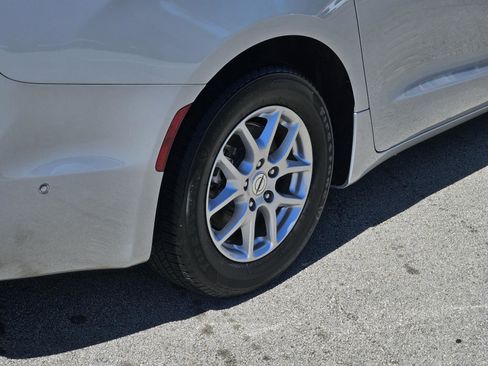 Used 2024 Chrysler Pacifica Touring-L FWD image 8