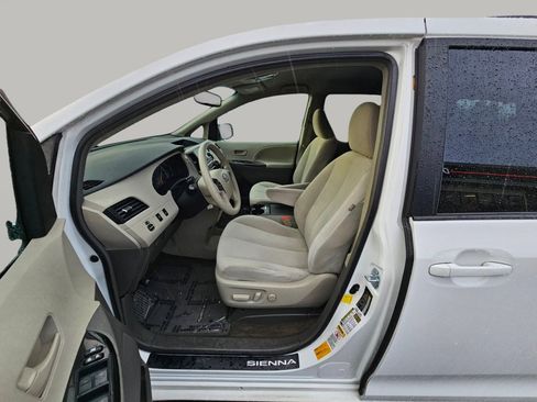 Used 2012 Toyota Sienna LE image 22