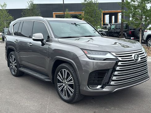 Used 2024 Lexus LX 600 4WD w/ Luxury Package image 3