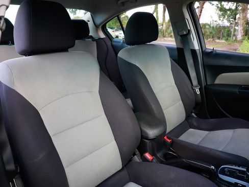 Used 2015 Chevrolet Cruze LS image 16