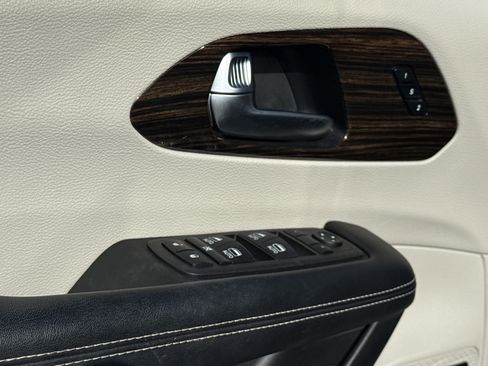 Used 2022 Chrysler Pacifica Limited image 16