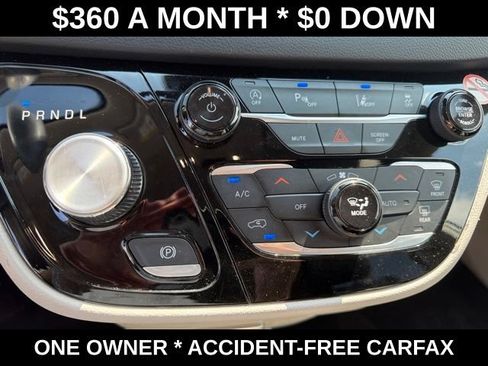 Used 2023 Chrysler Pacifica Touring-L FWD image 23