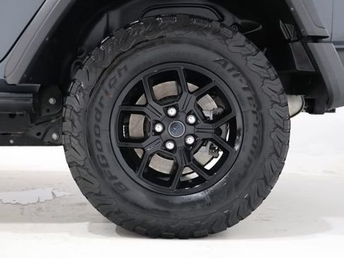 Used 2024 Jeep Wrangler Unlimited AWD/4WD image 9