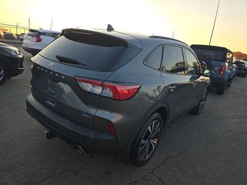 Used 2022 Ford Escape SE w/ SE Sport Appearance Package AWD/4WD image 3