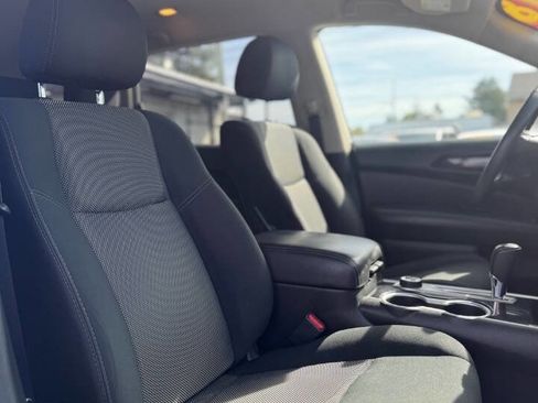 Used 2018 Nissan Pathfinder SV image 7