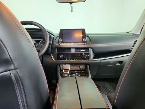 Certified 2025 Nissan Rogue SV image 30