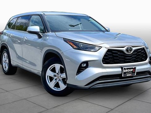 Used 2022 Toyota Highlander LE AWD/4WD image 3