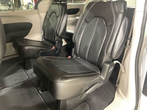 Certified 2023 Chrysler Pacifica Touring-L image 21