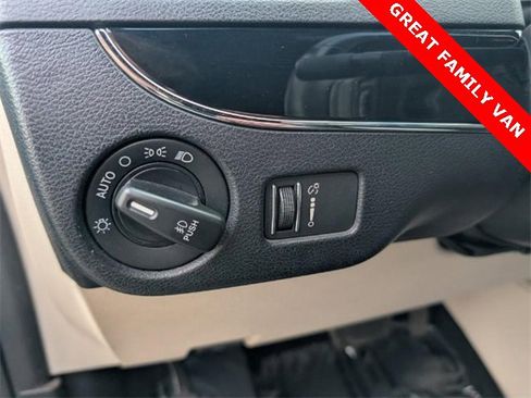 Used 2019 Dodge Grand Caravan SXT image 17