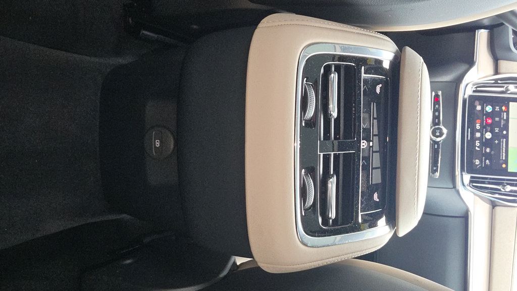 Used 2025 Volvo XC90 B6 Plus AWD/4WD image 13