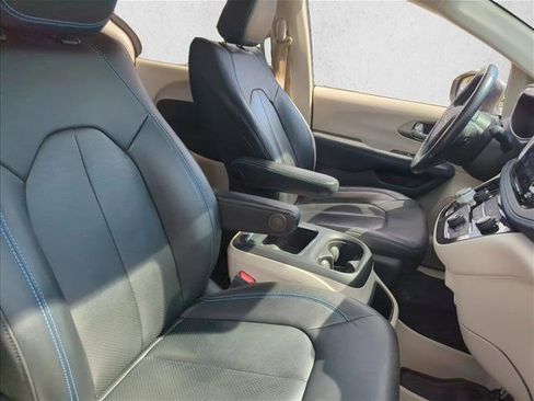 Used 2021 Chrysler Pacifica Touring-L image 20