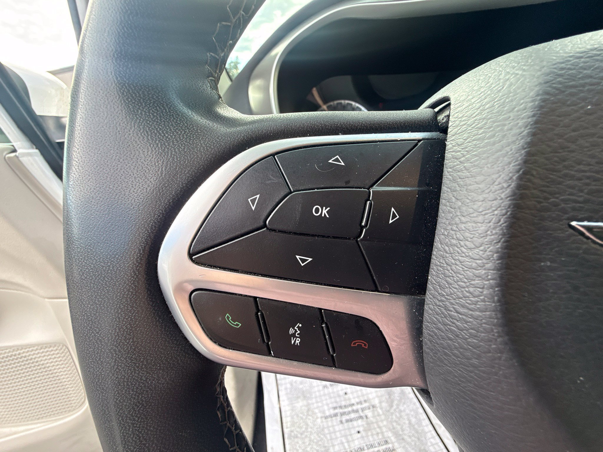 Used 2023 Chrysler Pacifica Touring-L FWD image 23