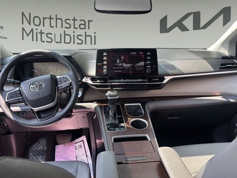 Used 2023 Toyota Sienna XLE FWD image 11