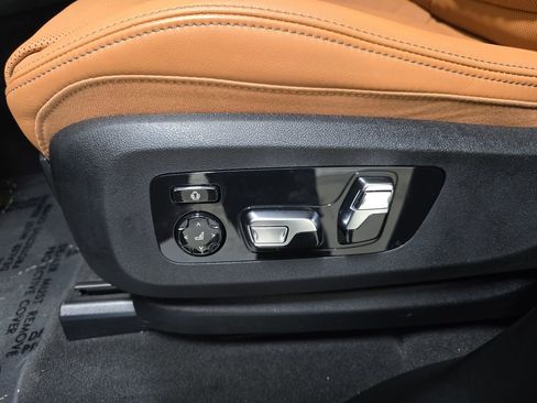 Used 2026 BMW X7 xDrive40i w/ Premium Package image 28