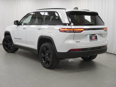 Used 2023 Jeep Grand Cherokee Altitude image 13