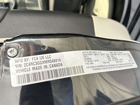 Used 2021 Chrysler Pacifica Limited w/ Uconnect Theater Family Group image 8