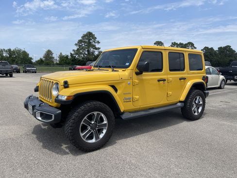 Used 2019 Jeep Wrangler Unlimited Sahara w/ Cold Weather Group AWD/4WD image 4