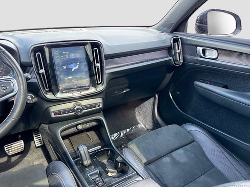 Used 2019 Volvo XC40 T4 R-Design FWD image 23