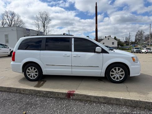 Used 2015 Chrysler Town & Country Touring image 5