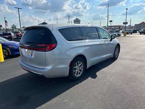 Used 2024 Chrysler Pacifica Touring-L FWD image 1