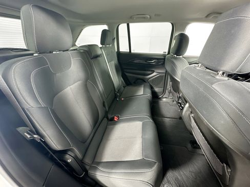 Used 2023 Jeep Grand Cherokee Laredo image 24